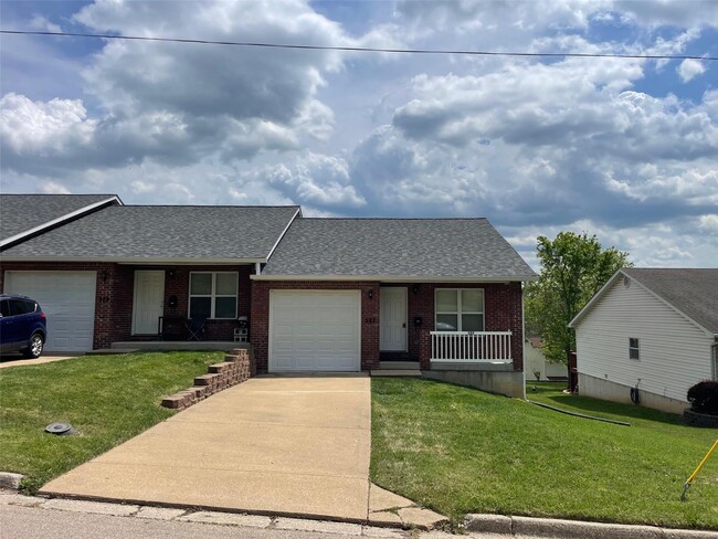 Primary Photo - 527 N 5th St