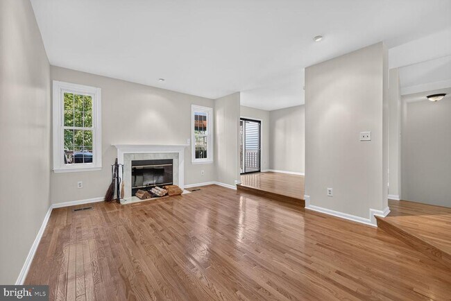 Building Photo - 6374 English Ivy Way