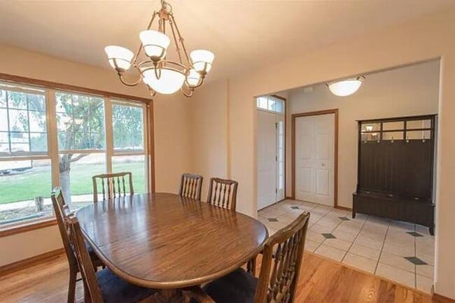 Building Photo - Beautiful Tri-Level Living on 5 Acres!