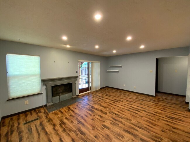 Building Photo - 3 Bedroom Single Story Home Available Near...