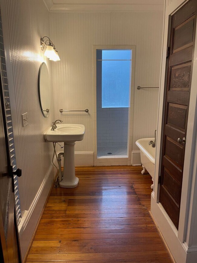 Building Photo - Sylvan Park bungalow, 4508 Park Ave.  2br,...