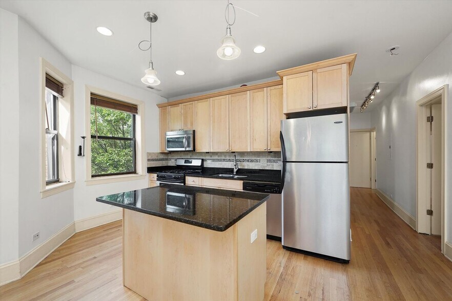 Building Photo - 7633 N Greenview Ave
