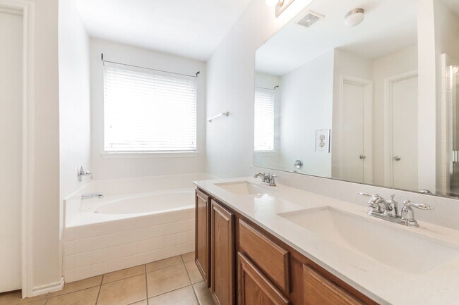 Building Photo - $1895  4 Bed/2 Bath/2 Garage  Ready for Move-in Home in Mustang Creek