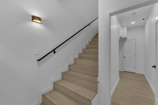 Building Photo - 1519 Golden Hill Terrace