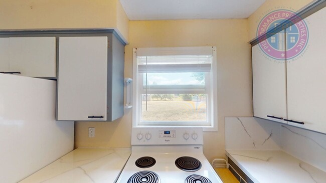 Building Photo - OREGON CITY / DEPOSIT FREE MOVE IN WITH OB...
