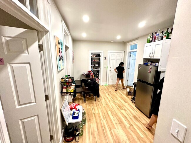 Building Photo - 829-833 Beacon Unit 501