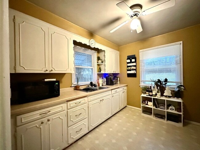 Building Photo - Available August!  Cozy 2 Bedroom, 2 Bathr...