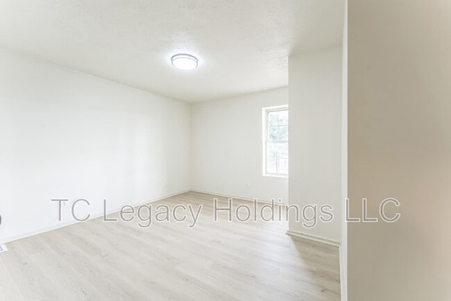 Building Photo - 415 Simpson Ave