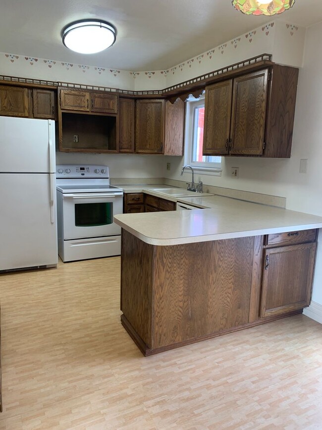 Building Photo - 3 BEDROOMS, PLUS BONUS ROOM, 2 BATHROOM, S...