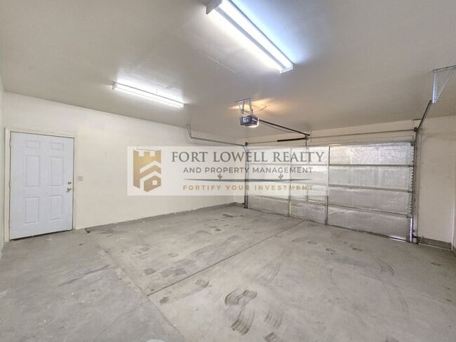 Building Photo - Spacious 3-Bed / 2-Bath Home in Central Tucson with A-Mountain Views!