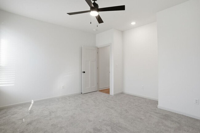 Building Photo - 3 Bed | 2 Bath Luxury Duplex