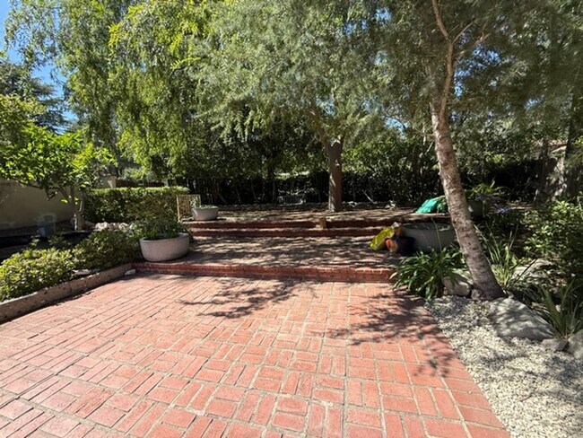 Building Photo - La Cañada Schools-  Family Home - Natural Hardwood, 2 car attached garage, Central A/C, New Appli...