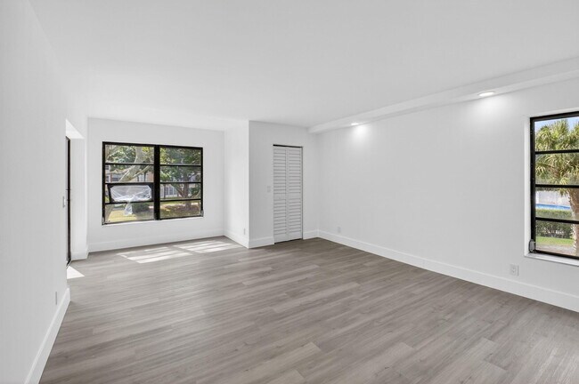 Building Photo - 14475 Strathmore Ln
