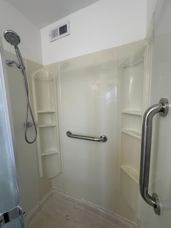 Building Photo - Welcome to this charming 3-bedroom, 2-bathroom home located in Albuquerque, NM