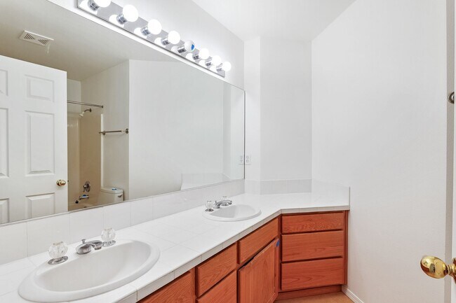 Building Photo - Elegant & Serene 3-Bedroom, 2 Bathroom Home Retreat in Desirable Arnold Creek