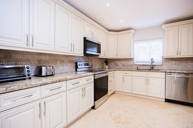 Building Photo - 833 Washington St