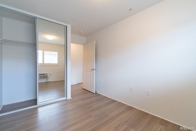 Building Photo - $2300 / 1br - 500ft2 - 1br/1ba/2pkg Townho...