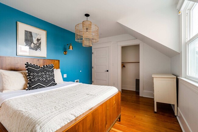 Building Photo - 18 NW 22nd Pl