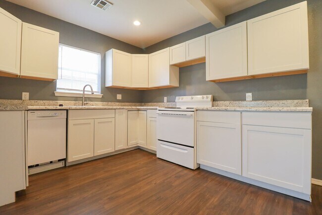 Building Photo - 353 S Zunis Ave