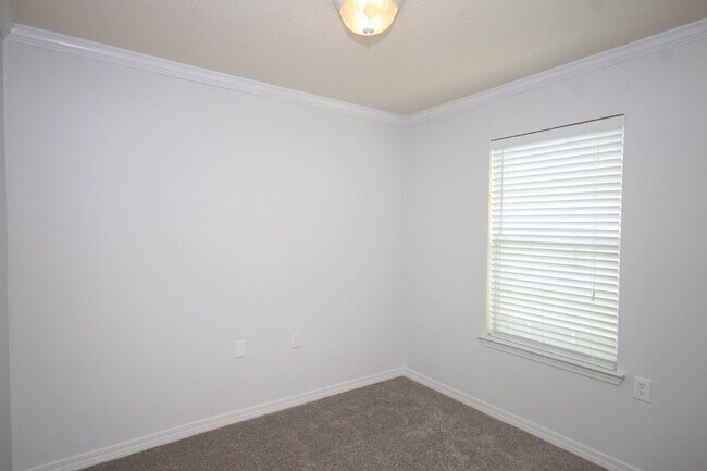 Building Photo - West Pensacola Patio Home Featuring Open Living Design, Stainless Appliances, Private Fenced Yard...