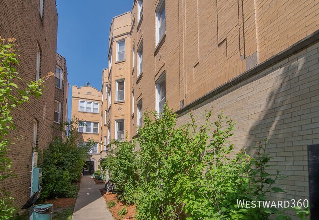 Building Photo - 1430 N Maplewood Ave