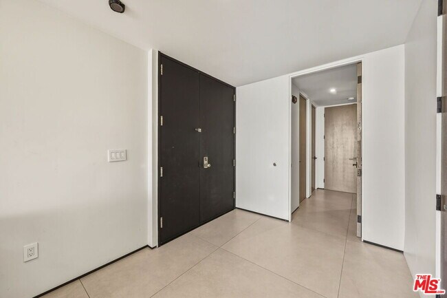 Building Photo - 10350 Wilshire Blvd