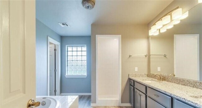 Building Photo - 640 SW Dani Ann Ln