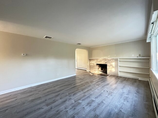 Building Photo - 135 S Pierce Rd