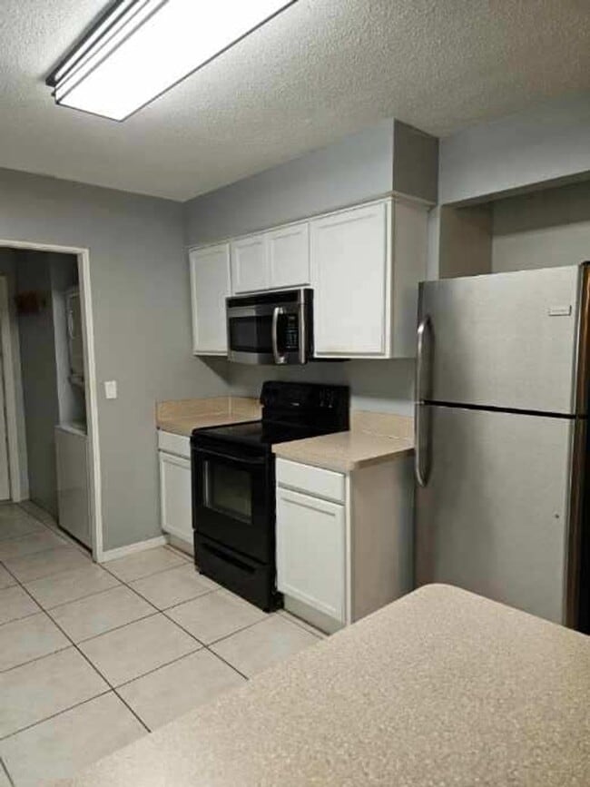 Building Photo - BEAUTIFUL 4 BEDROOM 2 BATH HOME IN THE BEA...