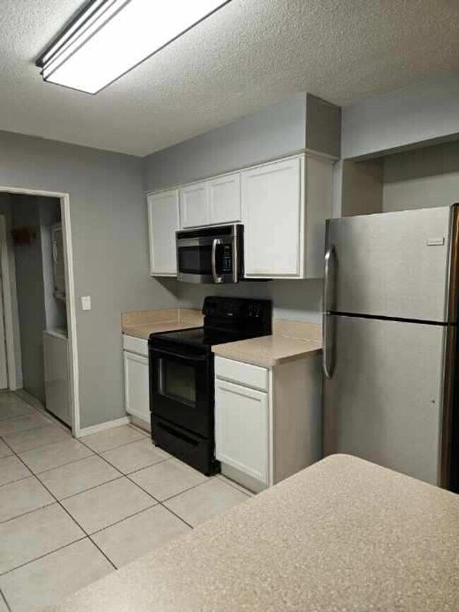 Building Photo - BEAUTIFUL 4 BEDROOM 2 BATH HOME IN THE BEAUTIFUL SOUTH DAYTONA