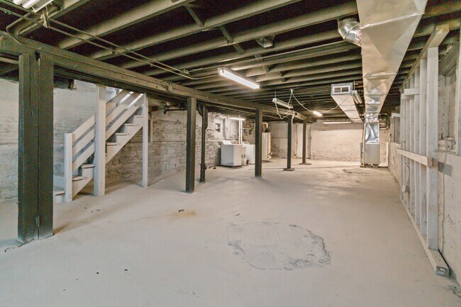 Building Photo - 7559 S Union Ave