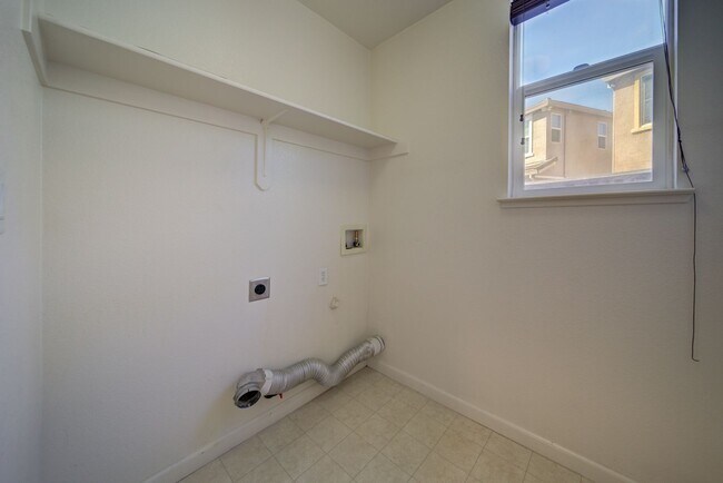 Building Photo - Beautiful 3 Bed/2.5 Bath 2- Story Home