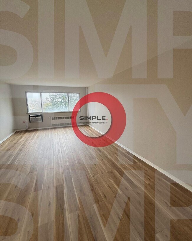 Building Photo - Great Location