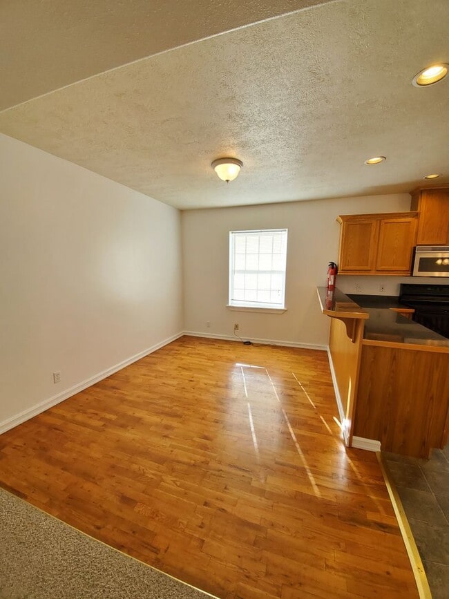 Building Photo - Spacious apartment! January rent FREE with 12 month lease!