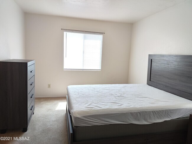 Building Photo - 1810 E Blacklidge Dr