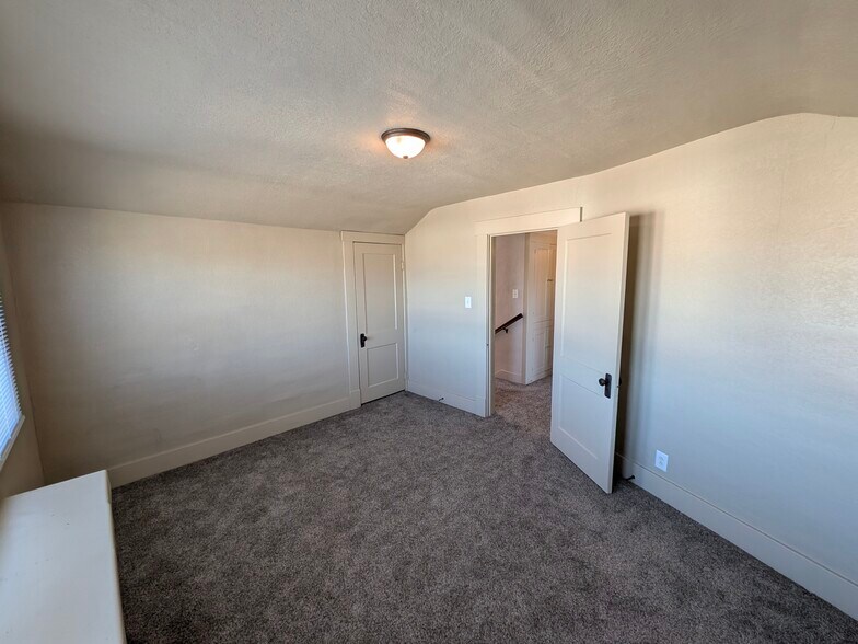 Bed 2 Up - 123 E North St