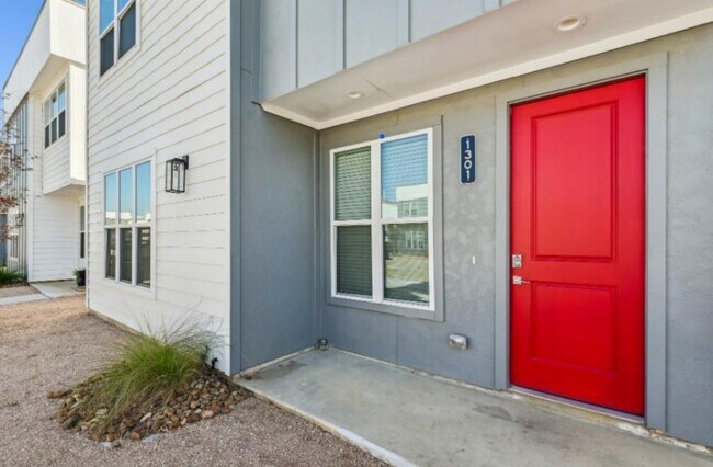 Building Photo - 13588 Ella Blvd