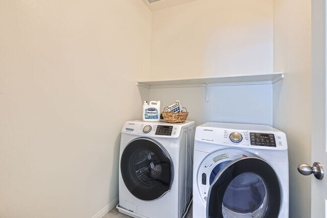 Building Photo - 4 Bed 3 Bath Luxury FURNISHED Home for Rent!