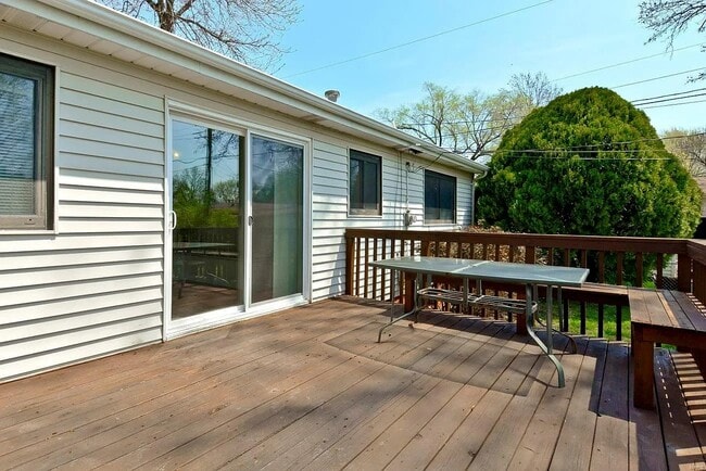 Building Photo - 980 Manresa Ln