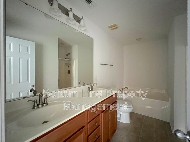 Building Photo - 702 Perth Dr