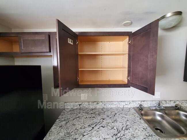 Building Photo - 1857 E 8th St