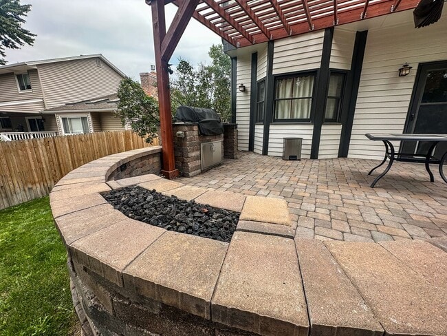 Building Photo - Beautifully 4BR, 3BA Tri-Level with Gorgeo...