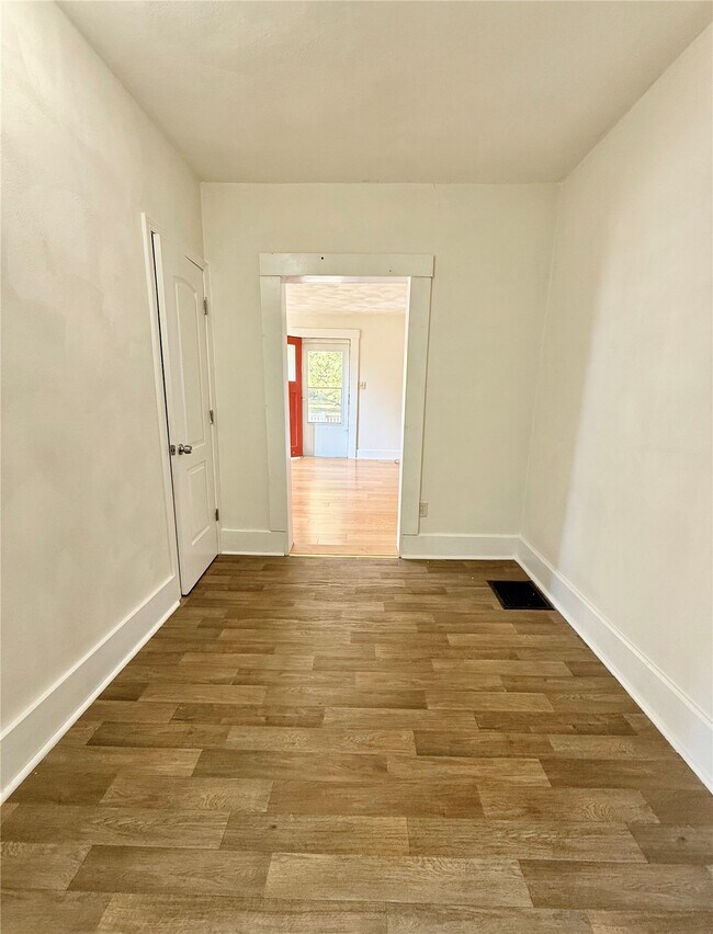 Building Photo - 115 S Lawn Ave