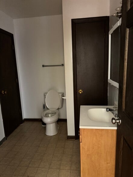 Building Photo - 477 Plaza Dr