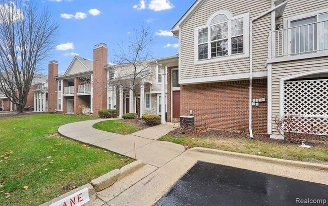 Building Photo - 5472 Pine Aires Dr