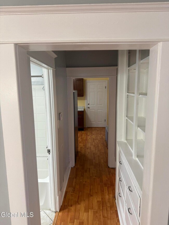 Building Photo - 822 Hampton Ave