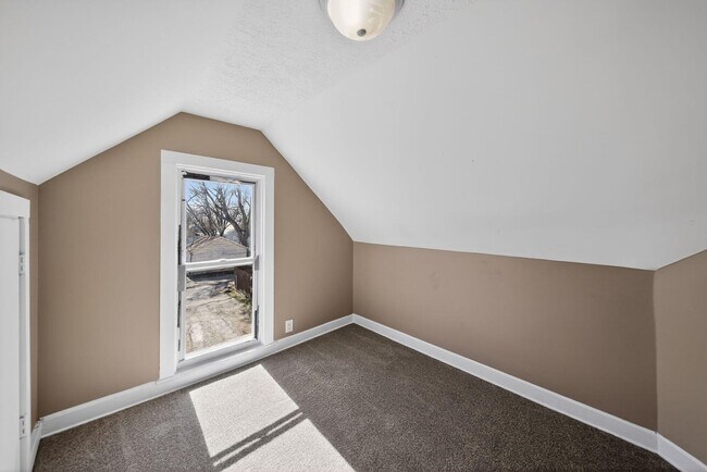 Building Photo - 2117 6th Ave