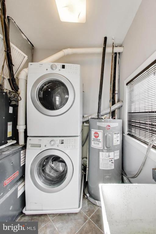 Building Photo - 1006 Otis Pl NW