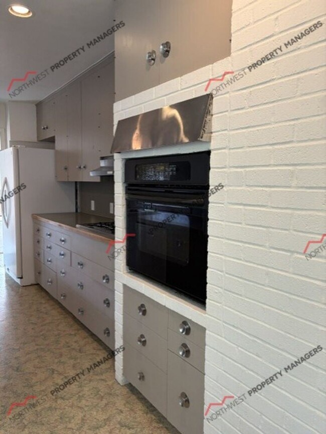 Building Photo - STATUS: AVAILABLE | R138B | $2195 + $100 flat rate for W/S