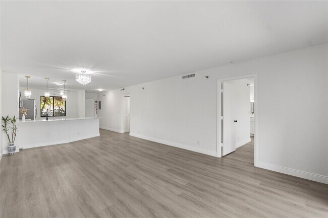 Building Photo - 2232 N Cypress Bend Dr